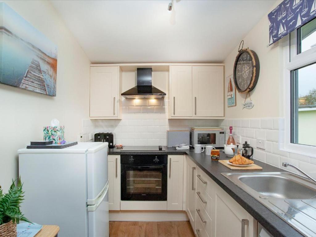 Sunnydaze-Detached Chalet With 2 Bedrooms And 2 Bathrooms And Private Parking Outside Door 达特茅斯 外观 照片
