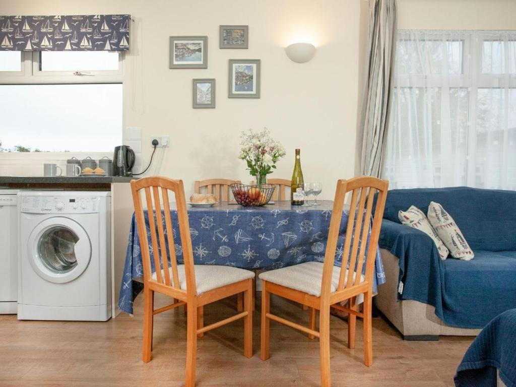 Sunnydaze-Detached Chalet With 2 Bedrooms And 2 Bathrooms And Private Parking Outside Door 达特茅斯 外观 照片